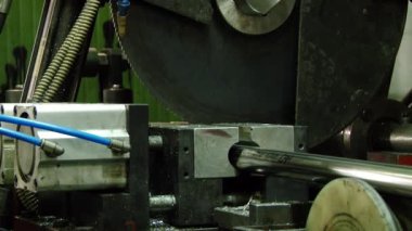 Fabrikadaki çelik boruların metal rulo makineleri üzerinde çalışmak.