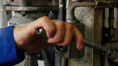 Fabrikadaki paslanmaz çelik boruları kontrol ediyorum..