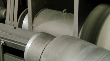 Fabrikadaki paslanmaz çelik borulardan oluşan öğütme makinesi üzerinde yakın çekim metaller..