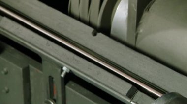 Fabrikadaki paslanmaz çelik borulardan oluşan öğütme makinesi üzerinde yakın çekim metaller..