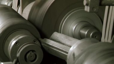 Fabrikadaki paslanmaz çelik borulardan oluşan öğütme makinesi üzerinde yakın çekim metaller..