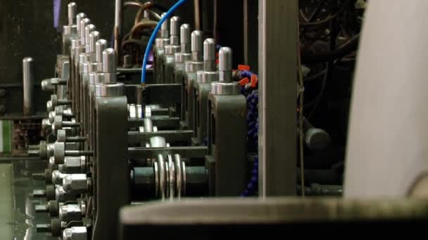 Macchine per la laminazione dei metalli per la lavorazione del profilo in acciaio inox in fabbrica. — Video Stock