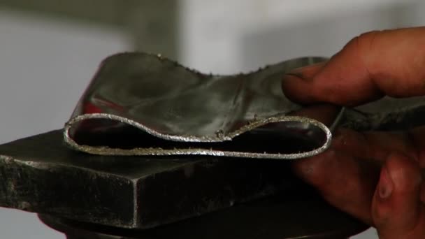 Проверка на утечки труб из нержавеющей стали на заводе. — стоковое видео