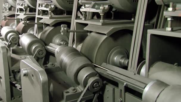 Metallbearbeitung aus nächster Nähe an der Schleifmaschine für Edelstahlrohre in der Fabrik. — Stockvideo