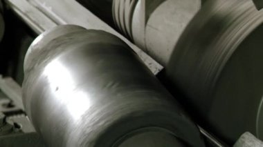 Fabrikadaki paslanmaz çelik borulardan oluşan öğütme makinesi üzerinde yakın çekim metaller..