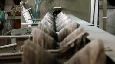 Fabrikadaki öğütme makinesinden sonra paslanmaz çelik boruların parlatılmasını bitir.