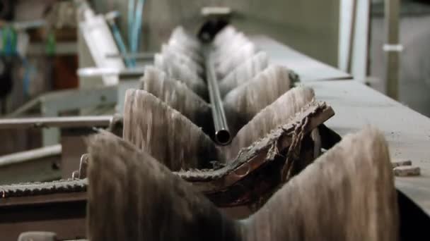 Rozsdamentes acélcsövek csiszolásának befejezése a gyári köszörűgép után. — Stock videók