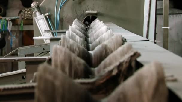 Dokončit leštění nerezových trubek po broušení stroje v továrně. — Stock video