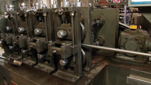 工厂不锈钢型材金属加工用金属轧机. — 图库视频影像