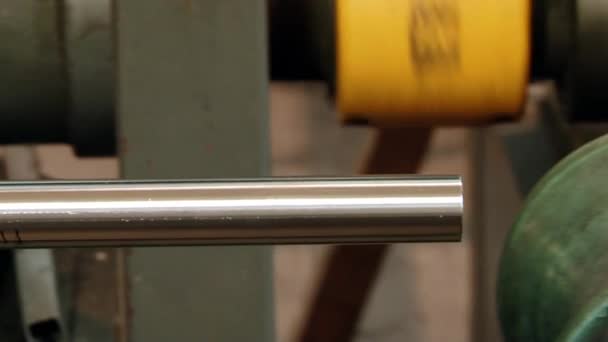 La tubería de acero inoxidable es producto final del laminado de metal en fábrica. — Vídeo de stock