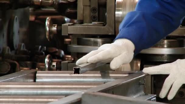 Metal, máquina herramienta y manos de trabajador en la fábrica — Vídeos de Stock