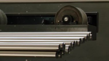 Paslanmaz çelik borular, fabrikada dönen metalin bitmiş bir ürünüdür..