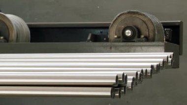 Paslanmaz çelik borular, fabrikada dönen metalin bitmiş bir ürünüdür..