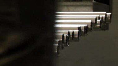 Paslanmaz çelik borular, fabrikada dönen metalin bitmiş bir ürünüdür..