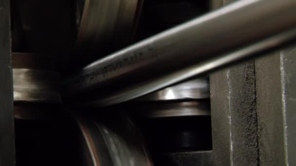 Крупный план металлопрокатного оборудования для производства металлических стальных труб на заводе. — стоковое видео