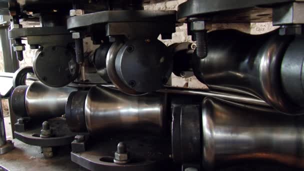 Крупный план металлопрокатного оборудования для производства металлических стальных труб на заводе. — стоковое видео