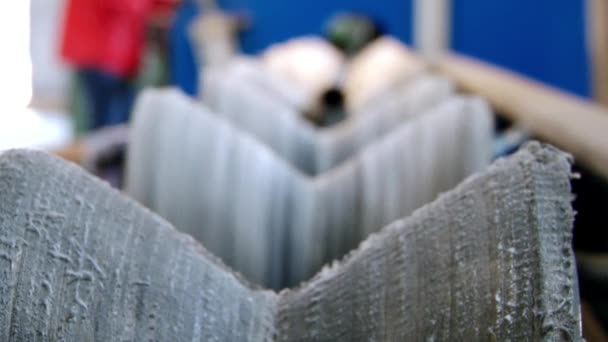 Wykończenie polerowania rur ze stali nierdzewnej po szlifowaniu maszyny w fabryce. — Wideo stockowe