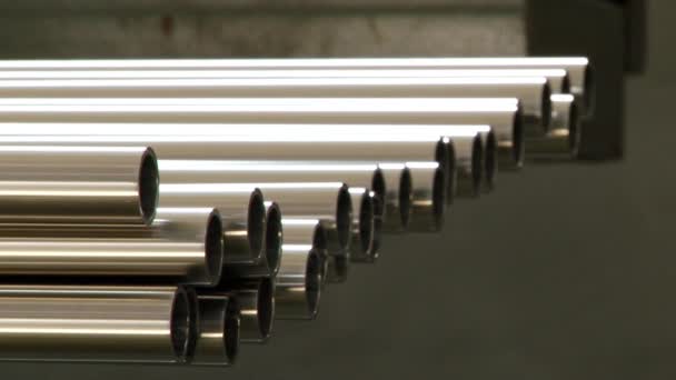 Nerezové trubky jsou hotovým produktem válcování kovů v továrně. — Stock video