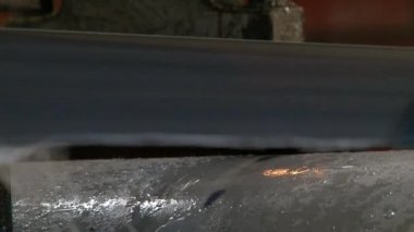 Fabrikadaki boru kesimi dairesel testere..