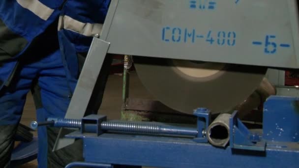 Sierra circular de corte de tubería en fábrica. — Vídeos de Stock