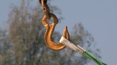 Kargo vinci, halat ve işçi eli olan vinç kancası..
