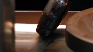 Fabrikadaki çelik borulardan oluşan metal rulo makineler üzerine yakın çekim metaller..