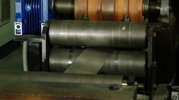 Stroje na válcování kovů pro výrobu pásů z nerezové oceli v továrně. — Stock video