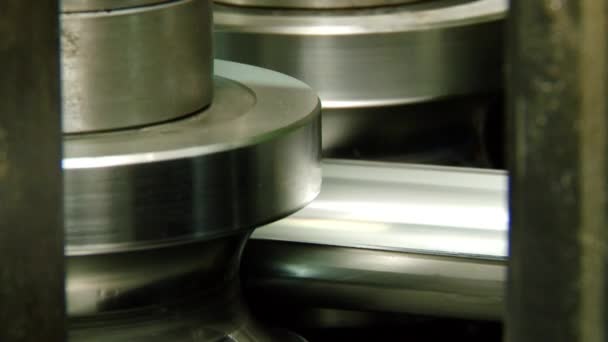 Trabajos metalúrgicos de cerca en máquinas laminadoras de metal de tubos de acero en fábrica. — Vídeos de Stock