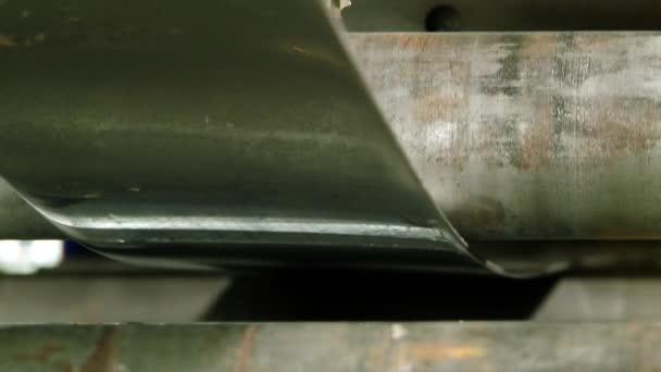 Stroje na válcování kovů pro výrobu pásů z nerezové oceli v továrně. — Stock video