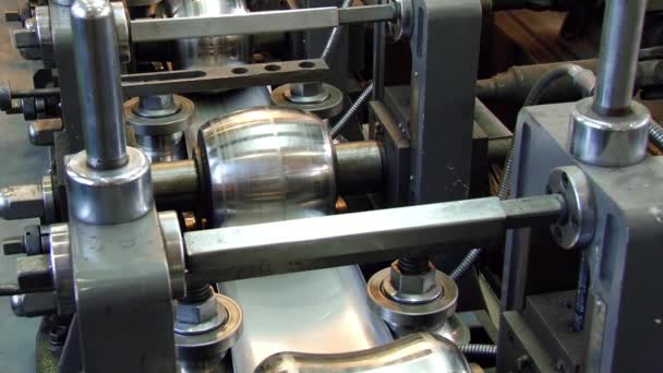 Metalvalsemaskiner til metalforarbejdning af profiler af rustfrit stål på fabrikken. – Stock-video