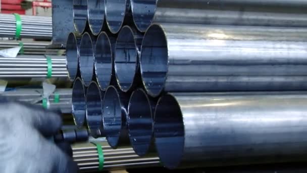 Mani che lavorano i bordi di rettifica del tubo del profilo inossidabile in fabbrica. — Video Stock