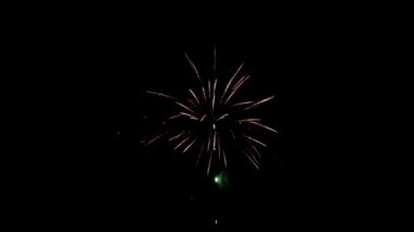 Festival havai fişek elementi siyah arkaplan üzerine bir selam seti oluşturmak için.