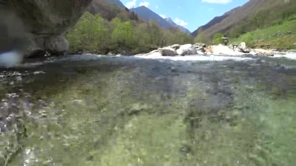 A água aguça uma pedra — Vídeo de Stock