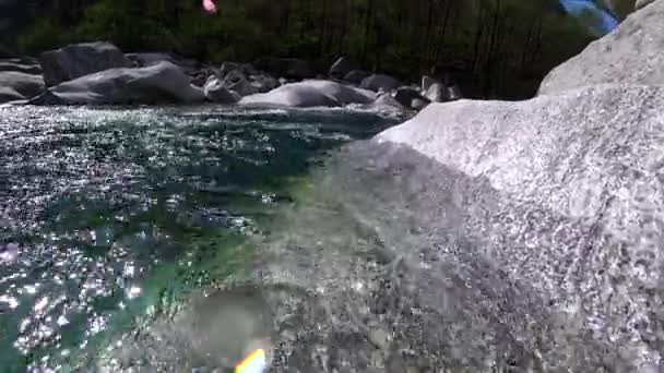 Reines, transparentes Wasser des Gebirgsflusses Verzaska. — Stockvideo