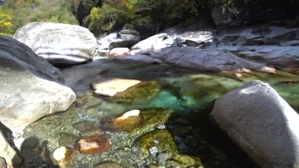 El agua agudiza una piedra — Vídeo de stock