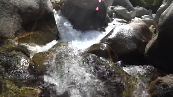 Wasser schärft einen Stein — Stockvideo