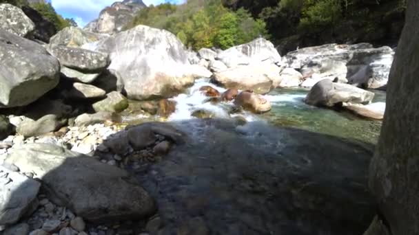 Гірська річка Верзаска. — стокове відео