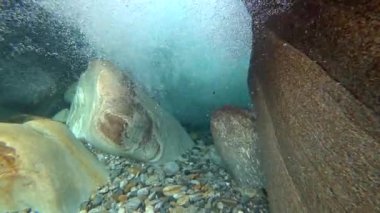 Su taşı keskinleştirir.