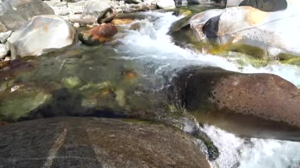 Fervuras de água em rodopiar agitando rio de montanha Verzaska na Suíça. — Vídeo de Stock