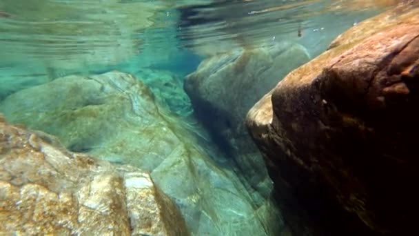 Wasser schärft einen Stein — Stockvideo