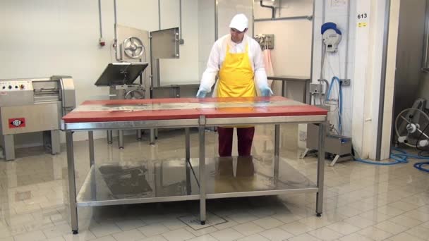 Людина розбирає стіл для миття та дезінфекції в промислових майстернях.. — стокове відео