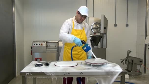 Lavaggi uomo operaio con schiuma salsiccia fabbricazione di parti di macchine in officina industriale. — Video Stock