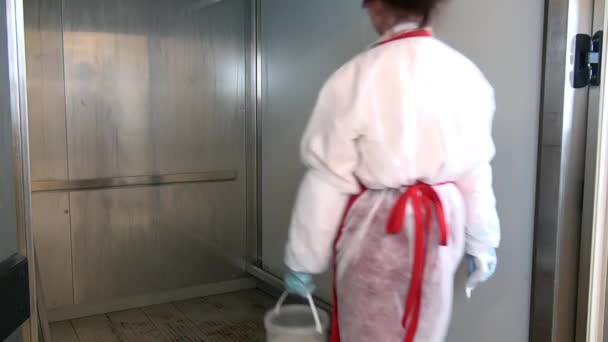 Wanita mendisinfeksi peralatan baja industri untuk mengeringkan kerupuk dan remah roti. — Stok Video