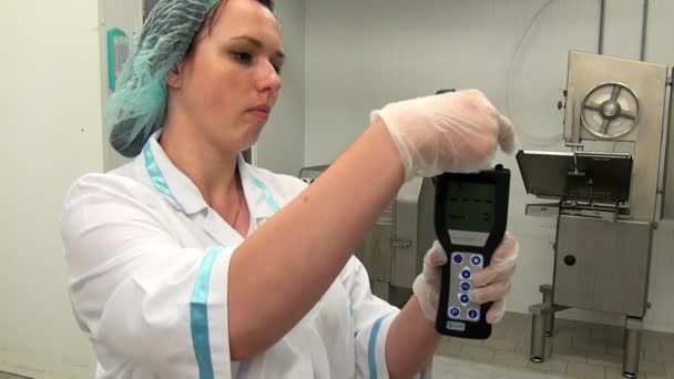 Женщина проверяет люминометр на предмет микробов и бактерий. — стоковое видео