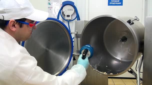 Dettagli di lavaggio di attrezzature per la miscelazione di insalate con attrezzature industriali. — Video Stock