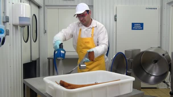 Homem lava equipamentos para misturar saladas usando equipamentos de lavagem industrial. — Vídeo de Stock