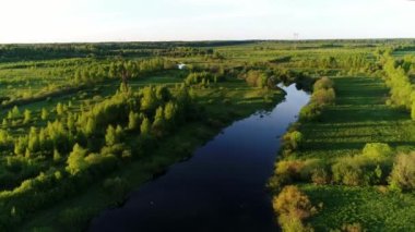 Yeşil otlaklarla çevrili, şeffaf temiz suyla dolu orman nehrinin hava manzarası büyüleyici manzara manzarası. Açık hava iklimi kavramı.