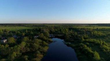 Yeşil otlaklarla çevrili, şeffaf temiz suyla dolu orman nehrinin hava manzarası büyüleyici manzara manzarası. Açık hava iklimi kavramı.