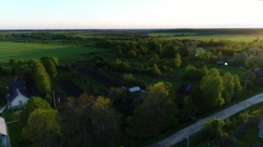 Yeşil otlaklarla çevrili, şeffaf temiz suyla dolu orman nehrinin hava manzarası büyüleyici manzara manzarası. Açık hava iklimi kavramı.