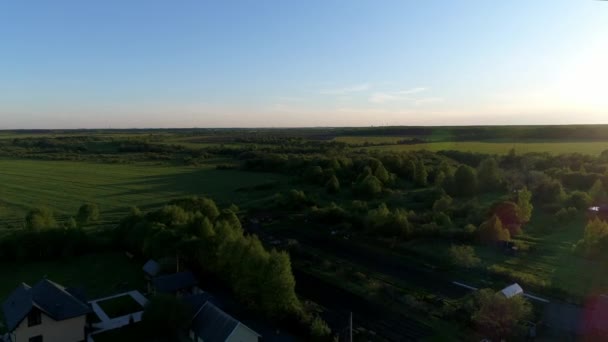 Drone légi felvétel mocsár folyó körül zöld legelők lenyűgöző tájképet. Fogalom éghajlat kültéri természet. — Stock videók
